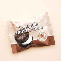 Крем для рук чокопай. Миндаль The Saem Chocopie Hand Cream Almond Milk 35 г